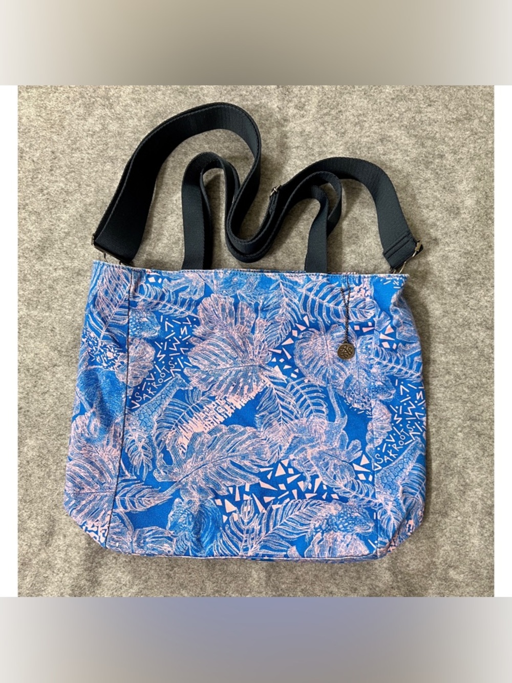 The Sak Lanie canvas cotton market tote crossbody in bubblegum wildlife EUC